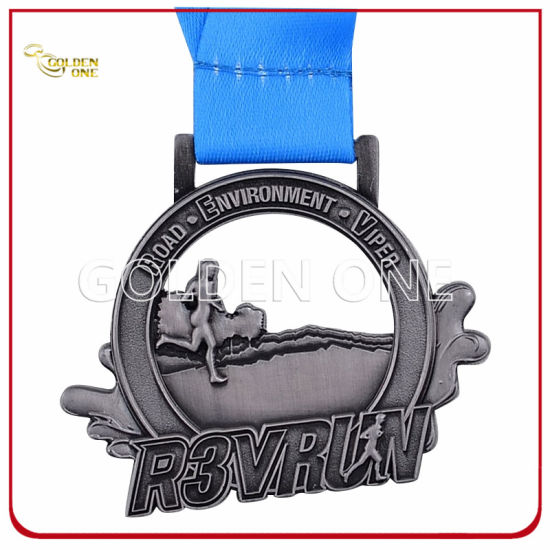 Hochwertiges Sportmedaillon aus vergoldetem Metall mit bedrucktem Lanyard