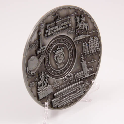 Custom Shape Graviertes Logo Souvenir Metallschild mit Holzsockel