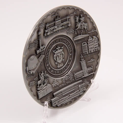 Custom Shape Graviertes Logo Souvenir Metallschild mit Holzsockel