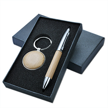 Umweltfreundliches Schlüsselanhänger- und Kugelschreiber-Geschenkset aus Holz