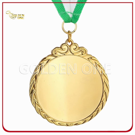 Hochwertiges Sportmedaillon aus vergoldetem Metall mit bedrucktem Lanyard