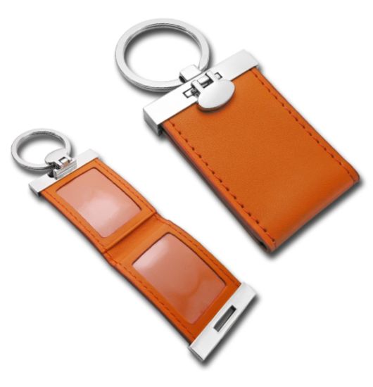 Schlüsselanhänger aus verchromtem Leder mit geprägtem Logo