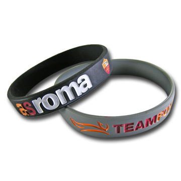 Personalisiertes Gummiarmband mit Siebdruck und Farbmischung