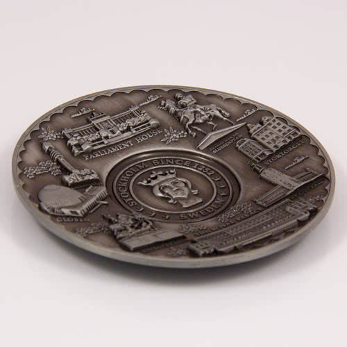 Custom Shape Graviertes Logo Souvenir Metallschild mit Holzsockel