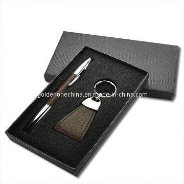 Geschenkset aus buntem Kartenhalter und Schlüsselanhänger aus Leder