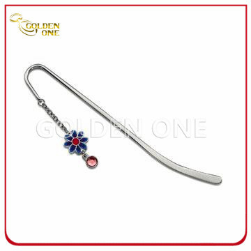 Exquisites Lesezeichen aus weichem Emaille-Metall mit kleinem Anhänger