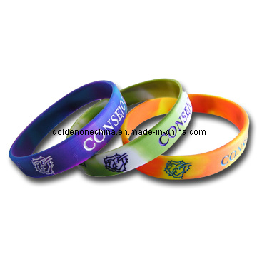 Personalisiertes Gummiarmband mit Siebdruck und Farbmischung