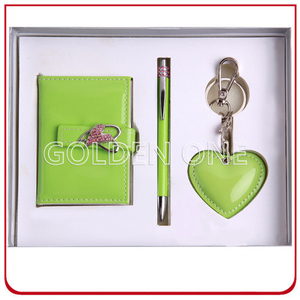 Geschenkset aus glänzendem Kartenhalter und Schlüsselanhänger aus Metall