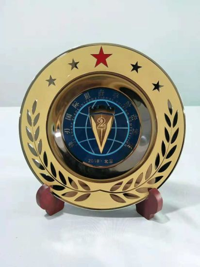 Custom Shape Graviertes Logo Souvenir Metallschild mit Holzsockel