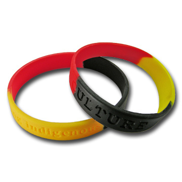 Personalisiertes Gummiarmband mit Siebdruck und Farbmischung