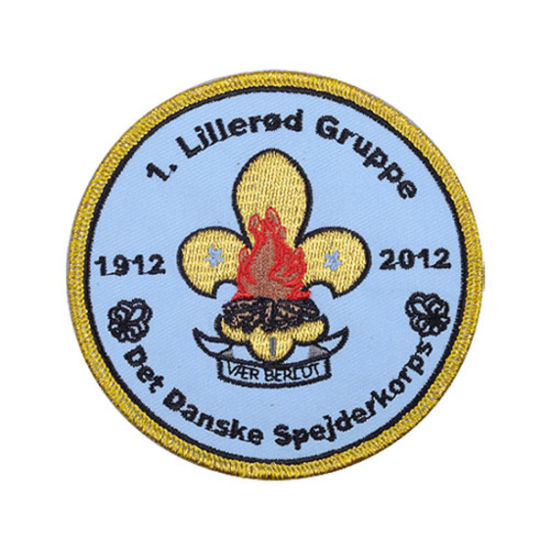Heiße Verkäufe fertigen gesponnenes Emblem-Stickerei-Flecken kundenspezifisch an