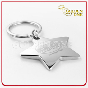 Personalisierter Schlüsselanhänger aus graviertem Metall in Sternform