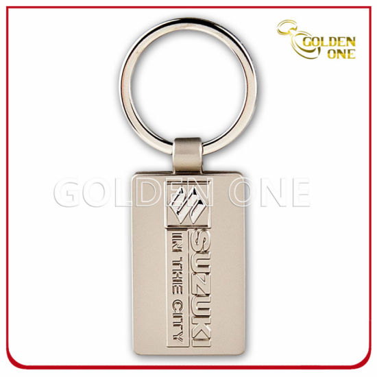 Rechteckiger, individuell gravierter Schlüsselanhänger aus Metall mit Sandstrahl-Finish