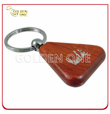 Schlüsselanhänger aus Holz mit kreativem Lasergravur-Logo in Dreiecksform