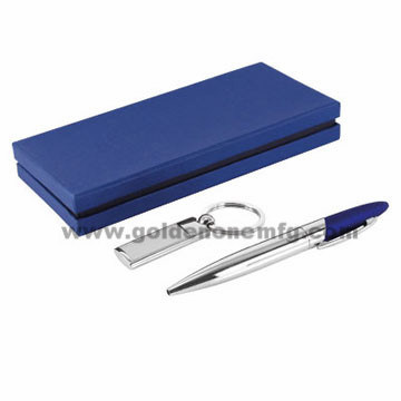 Kartenetui und Schlüsselanhänger aus Leder mit Alligatormuster als Werbegeschenk